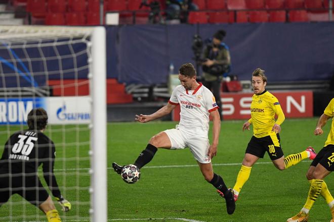 De Jong remata para hacer el 2-3 ante el Borussia Dortmund (Foto: Kiko Hurtado).