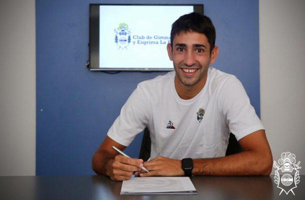 Cecchini, firmando su nuevo contrato (Foto: Gimnasia y Esgrima La Plata).