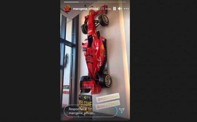 El detalle con Carlos Sainz en el museo de Ferrari en Maranello.