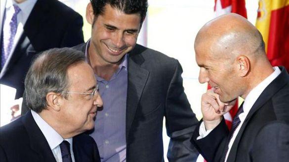 Fernando Hierro, Zidane y Florentino Pérez (Foto: EFE).