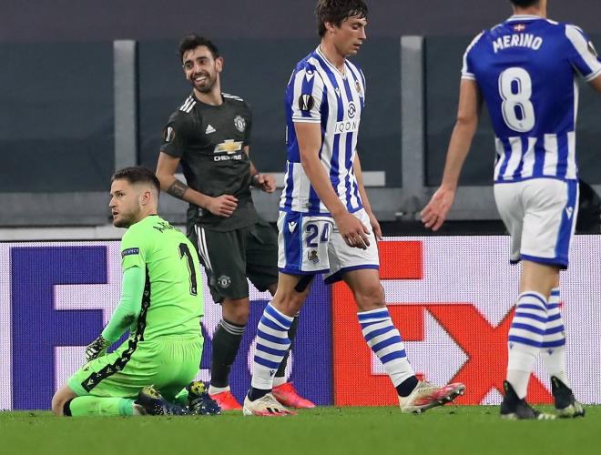 Remiro se lamenta sobre el césped tras un gol del United (Foto: Cordon Press).