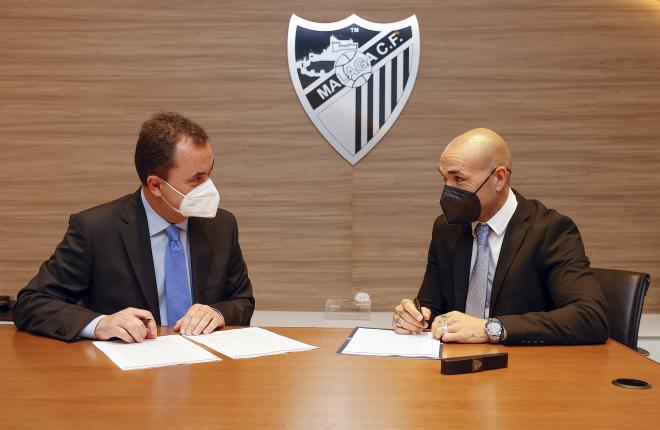 Manolo Gaspar, junto al administrador firmando la renovación del primero (Foto: Málaga CF).