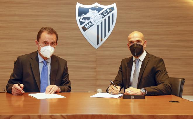 José María Muñoz y Manolo Gaspar, en el acto de firma de renovación del paleño (Foto: Málaga CF).