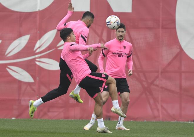 Óliver, En-Nesyri y Escudero, en el entrenamiento del Sevilla FC. (Foto: Kiko Hurtado).