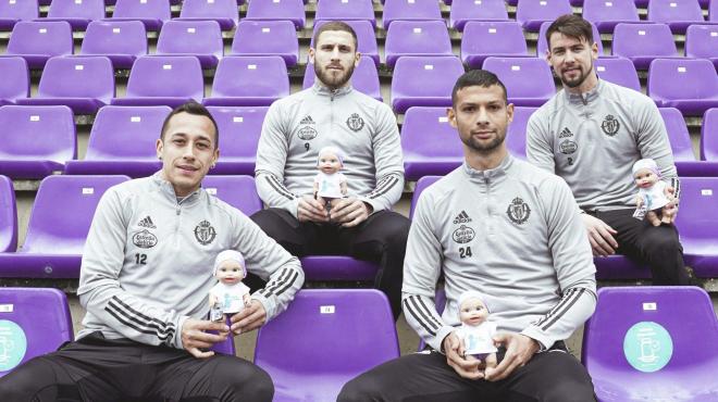 Los jugadores del Real Valladolid con los baby pelones (Foto: Real Valladolid).