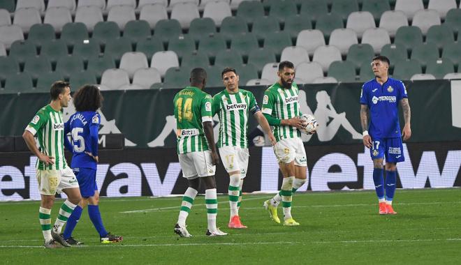 Joaquín y Borja Iglesias en el momento previo al penalti que marcó el Betis (Foto: Kiko Hurtado).