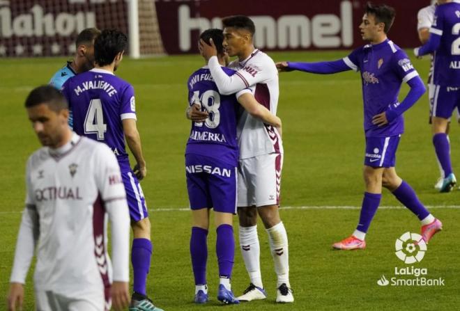 Javi Fuego se abraza con un rival tras el triunfo del Sporting ante el Albacete (Foto: LaLiga).