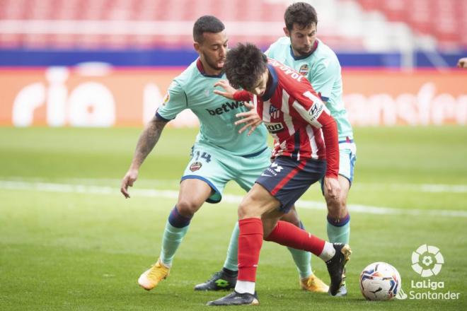 Vezo y Coke contra Joao Félix. (Foto: LaLiga)