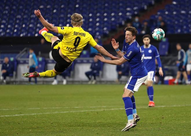 Haaland anotó un golazo contra el Schalke (Foto: EFE).