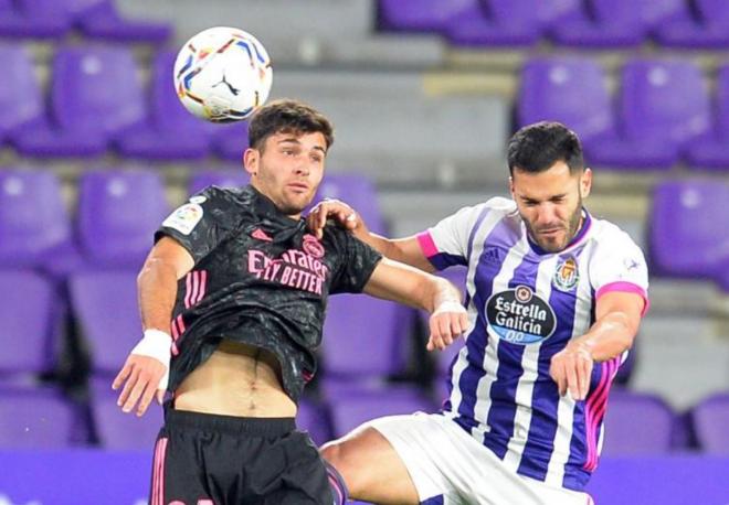 Hugo Duro y Bruno pelean un balón en el Valladolid-Real Madrid (Foto: LaLiga).