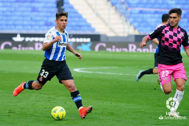 Nico Melamed conduce el balón ante Undabarrena (Foto: LaLiga).