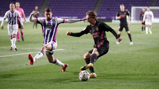 Luka Modric intenta el centro delante de Luis Pérez (Foto: RMCF).