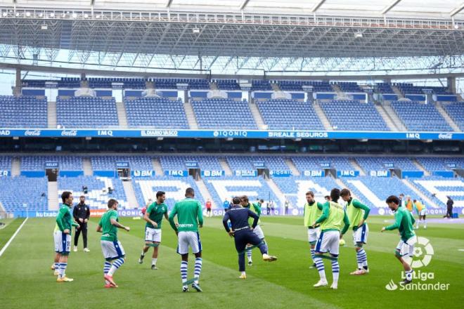 Los jugadores de la Real hacen un rondo en el calentamiento previo al partido ante el Alavés (Foto: LaLiga).