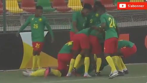 Los jugadores del Camerún sub 20 felicitan a Etienne Eto'o por su golazo.