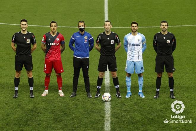 Los capitanes, junto a la terna arbitral antes del partido (Foto: LaLiga).