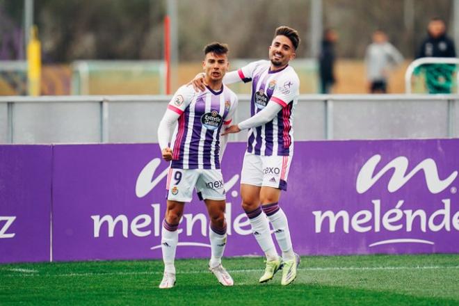 Raúl Uche y Fran Álvarez celebran el gol ante el Numancia en los Anexos (Foto: Real Valladolid).