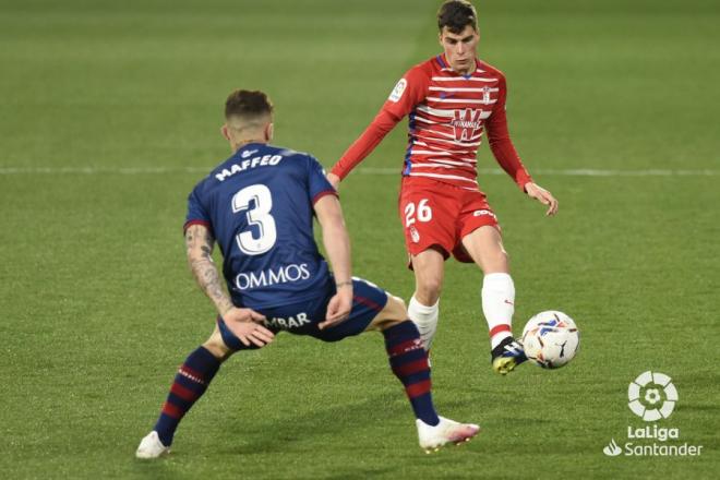 Soro golpea el balón ante Maffeo (Foto: LaLiga)