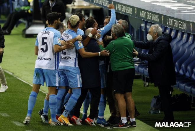 Varios jugadores celebran con el cuerpo técnico un gol al Rayo (Foto: Málaga CF).