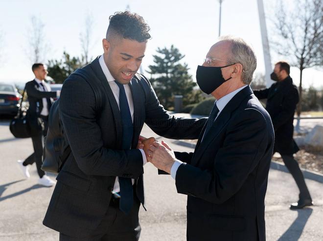 Florentino Pérez saluda a un Mariano Díaz que no cuenta para Carlo Ancelotti (Foto: RM).
