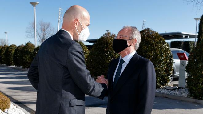 Florentino Pérez y Zidane se saludan en Valdebebas (Foto: RM).