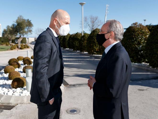 Florentino y Zidane charlan en la ciudad deportiva del Real Madrid (Foto: RM).