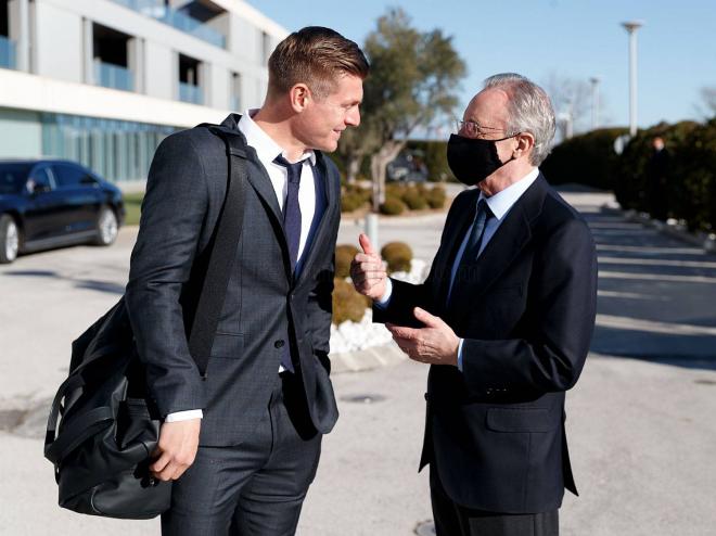 Florentino Pérez charla con Toni Kroos (Foto: RM).