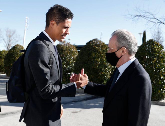 Florentino Pérez saluda a Varane (Foto: Real Madrid).