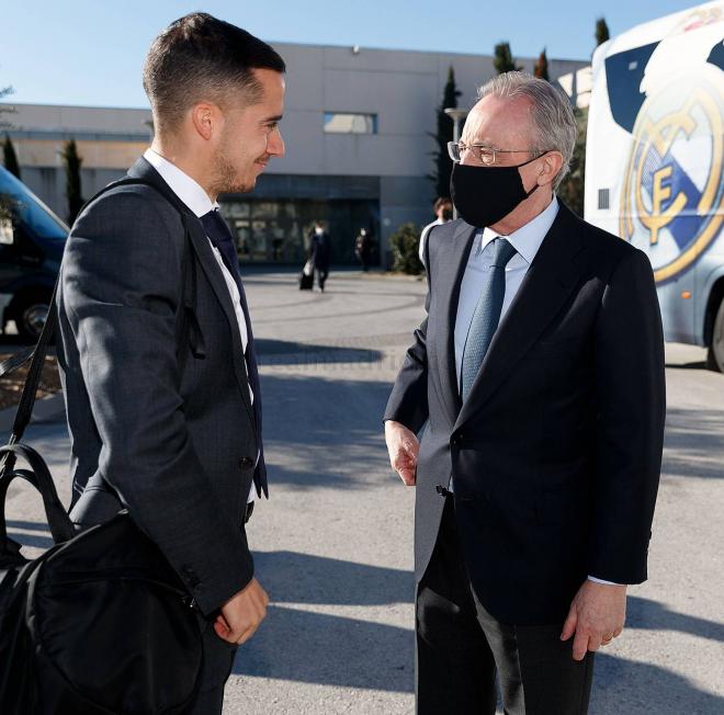 Florentino Pérez charla con Lucas Vázquez en Valdebebas (Foto: Real Madrid).