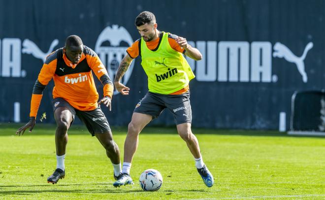 Diakhaby en el entrenamiento (Foto: Valencia CF)