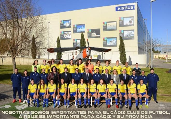 El equipo femenino realizó su foto oficial en las instalaciones de Airbus Bahía de Cádiz