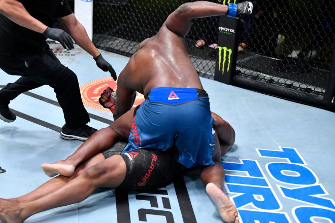 Derrick Lewis golpeando a Blaydes (Foto: UFC).