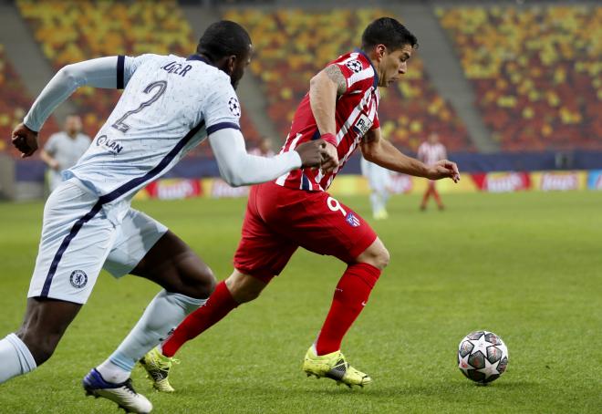 Luis Suárez conduce la pelota durante el Atlético-Chelsea (Foto: EFE).