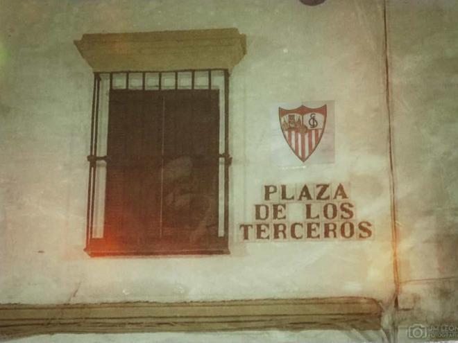 Plaza de los Terceros con el escudo del Sevilla FC.