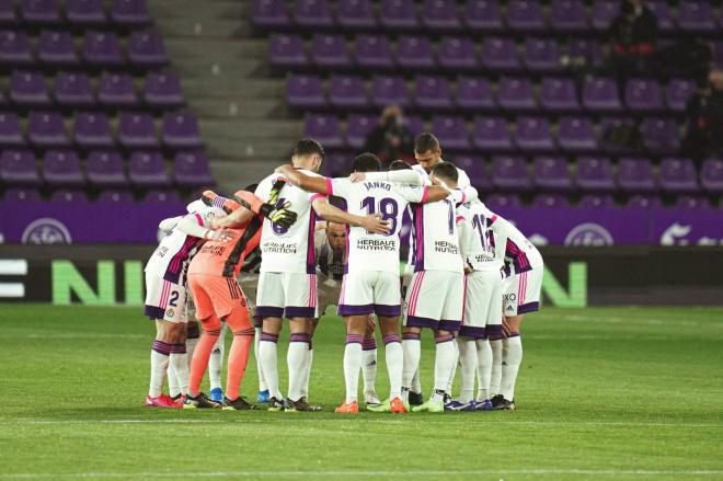 Piña del equipo en el encuentro ante el Real Madrid (Foto: Real Valladolid).