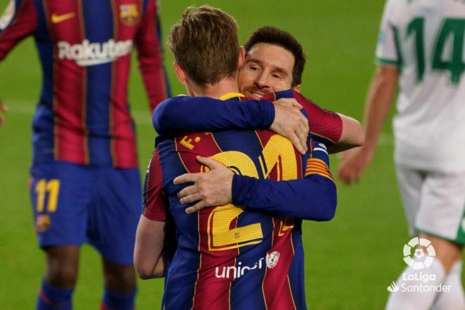 Leo Messi y Frenkie de Jong se abrazan tras un gol en el Barcelona-Elche (Foto: LaLiga Santander).