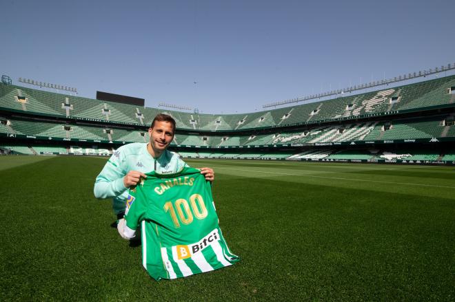 Canales posa con la camiseta conmemorativa tras acumular 103 partidos con el Betis (Foto: RBB).