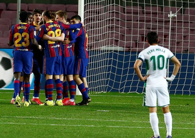 Leo Messi celebra con sus compañeros uno de los goles (FOTO: EFE).