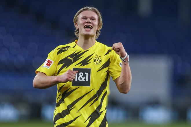 Erling Haaland celebra la victoria del Borussia Dortmund ante el Schalke 04 (Foto: Cordon Press).