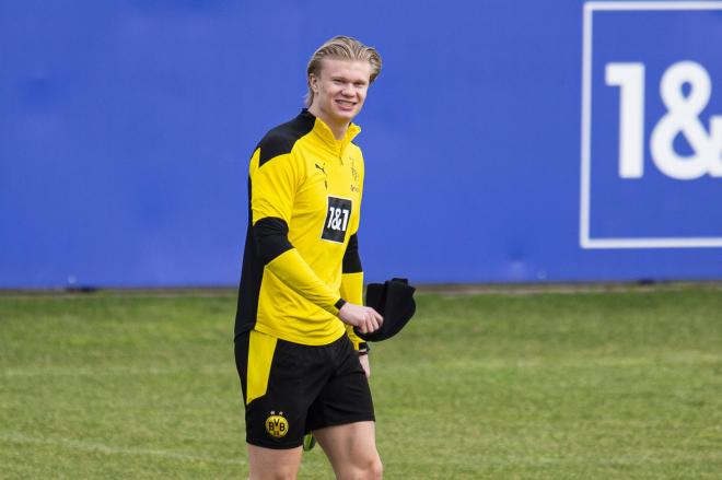 Erling Haaland sonríe durante un entrenamiento del Borussia Dortmund (Foto: Cordon Press).
