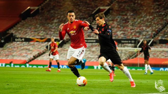 Aihen Muñoz se zafa de Mason Greenwood en el partido ante el Manchester United (Foto: Real Sociedad).