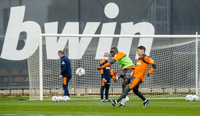 Diakhaby durante la sesión de entrenamiento (Foto: Valencia CF)