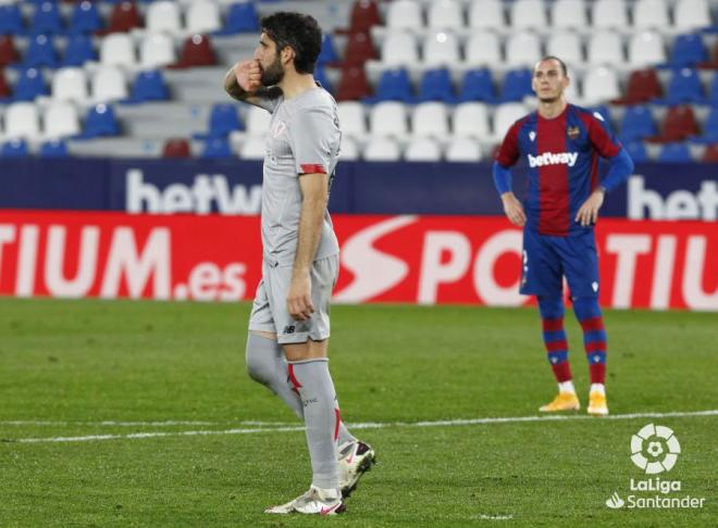 Raúl García celebra su gol ante el Levante en Orriols (Foto: LaLiga).