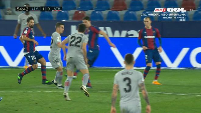 La jugada del penalti de Vukcevic a Berenguer (Foto: GOL).