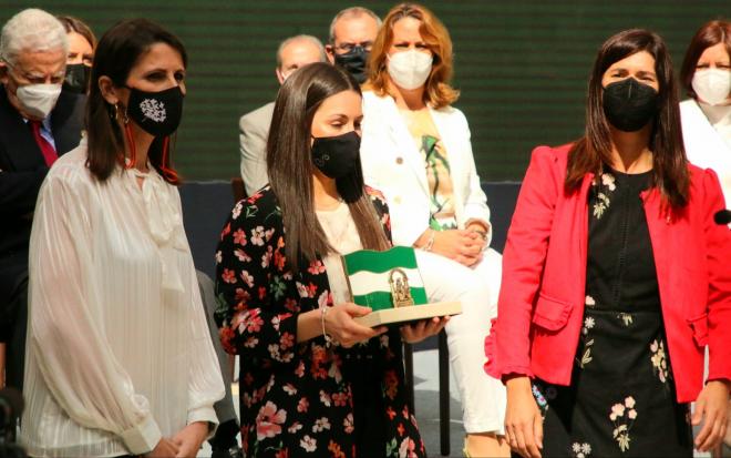 Sole López, recibiendo el galardón (Foto: RF Málaga / Raúl Romero).