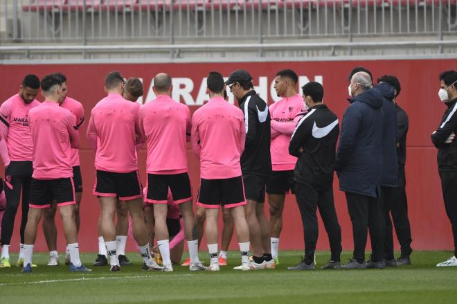 Lopetegui se dirige a sus jugadores en el entrenamiento del Sevilla (Foto: Kiko Hurtado).