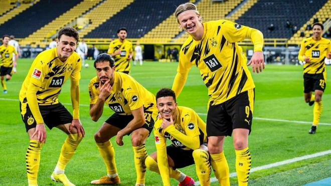 Los jugadores del Borussia Dortmund celebran uno de sus goles ante el Arminia.