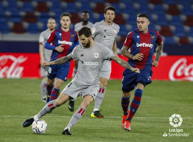 Íñigo Martínez chuta el balón en el Levante-Athletic. (Foto: LaLiga)