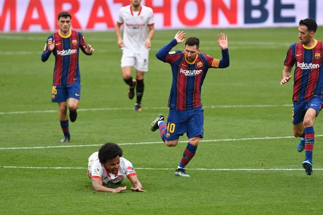 La acción de Messi y Koundé (Foto: Kiko Hurtado).