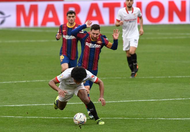 La polémica acción de Leo Messi (Fotos: Kiko Hurtado).