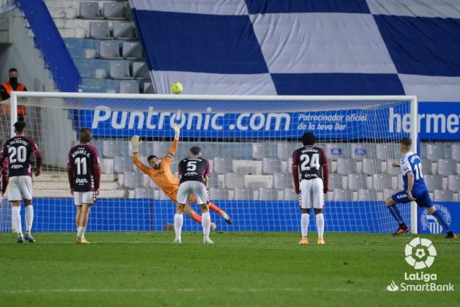 Momento del penalti lanzado por Edgar al larguero (Foto: LaLiga).